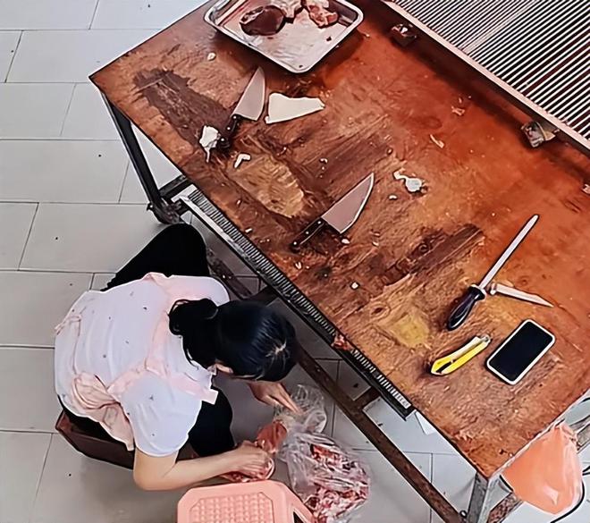 老板偷给猪肉抹料曝光本人回应开元棋牌女子吃肉身体不适竟是(图4)
